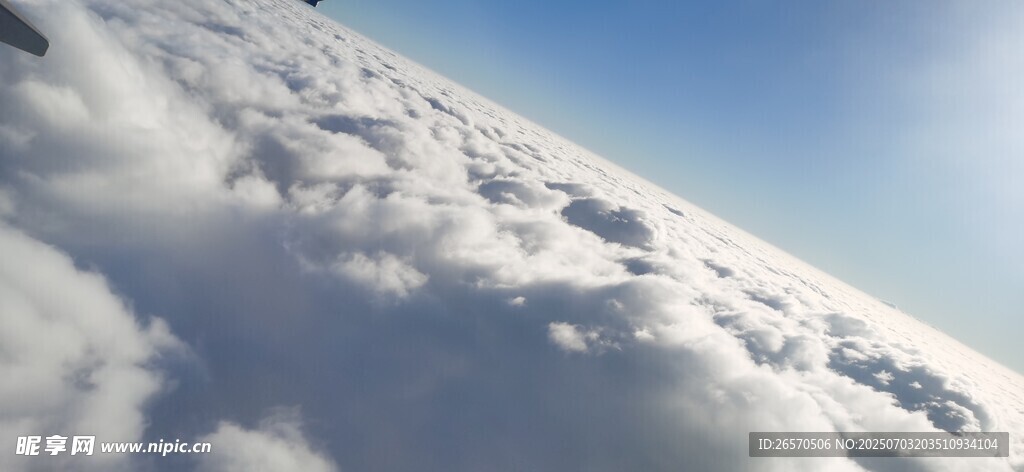 高空俯瞰蓬松云海