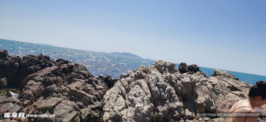 海边嶙峋岩石与远处风景
