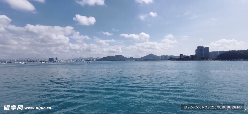 碧海蓝天中的城市海岸线