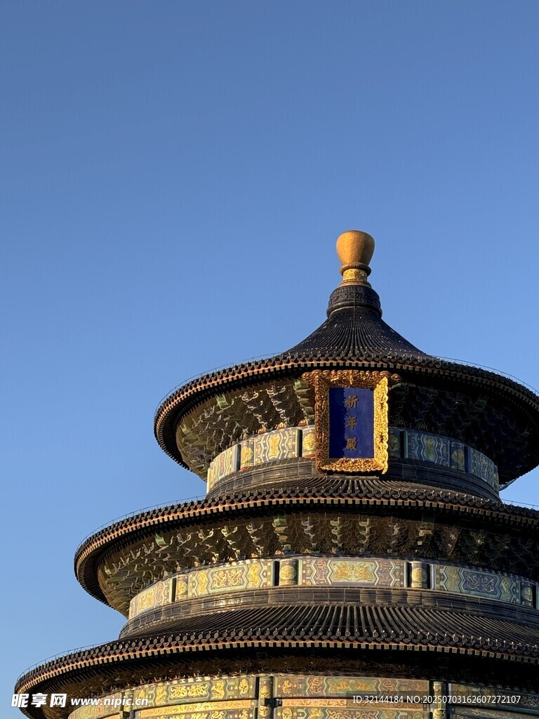 蓝天天坛建筑顶部特写
