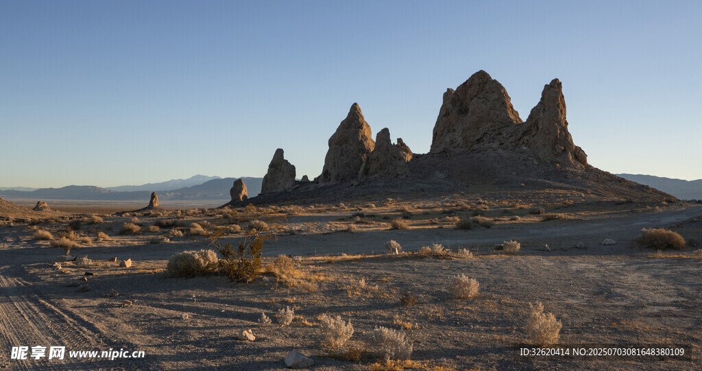 荒漠中的奇特岩石景观