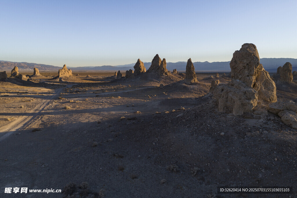 荒凉沙漠中的奇特石柱景观