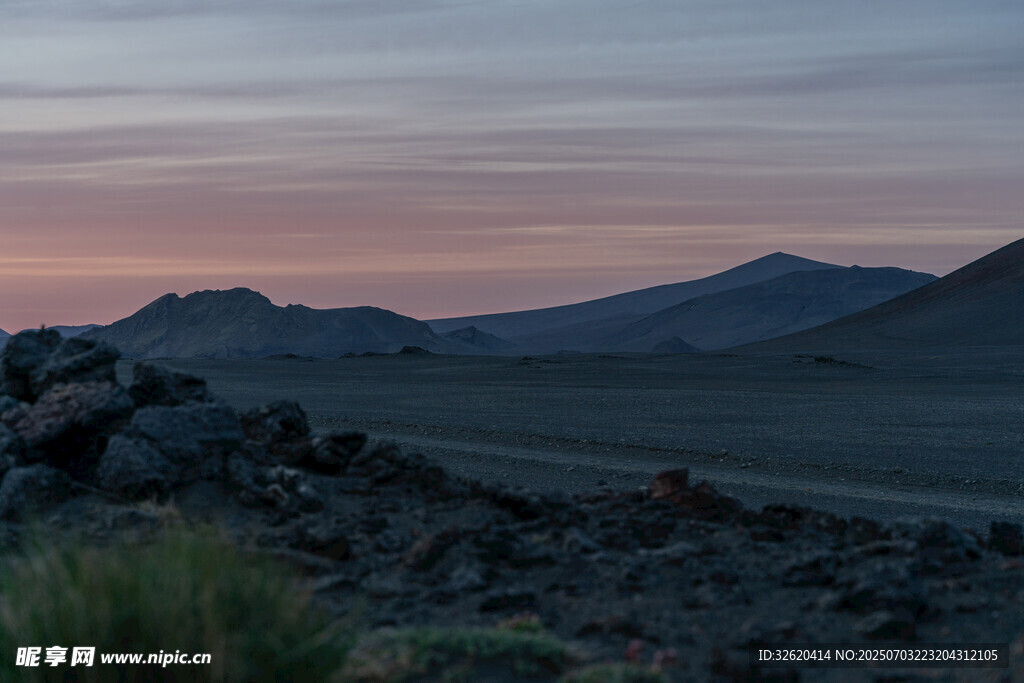 黄昏下的旷野与远山景色