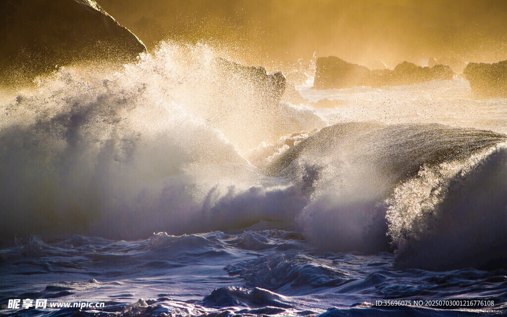 夕阳下的汹涌海浪