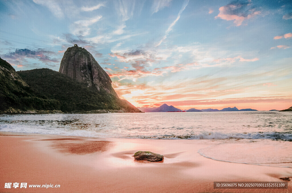 美丽海滩与远处山峦景观