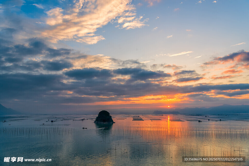 日出时分的海上风光