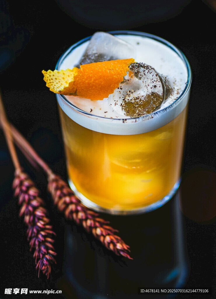 精致橙片装饰的美味鸡尾酒