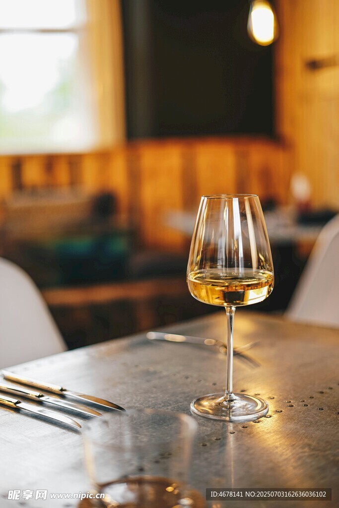 桌上的高脚酒杯