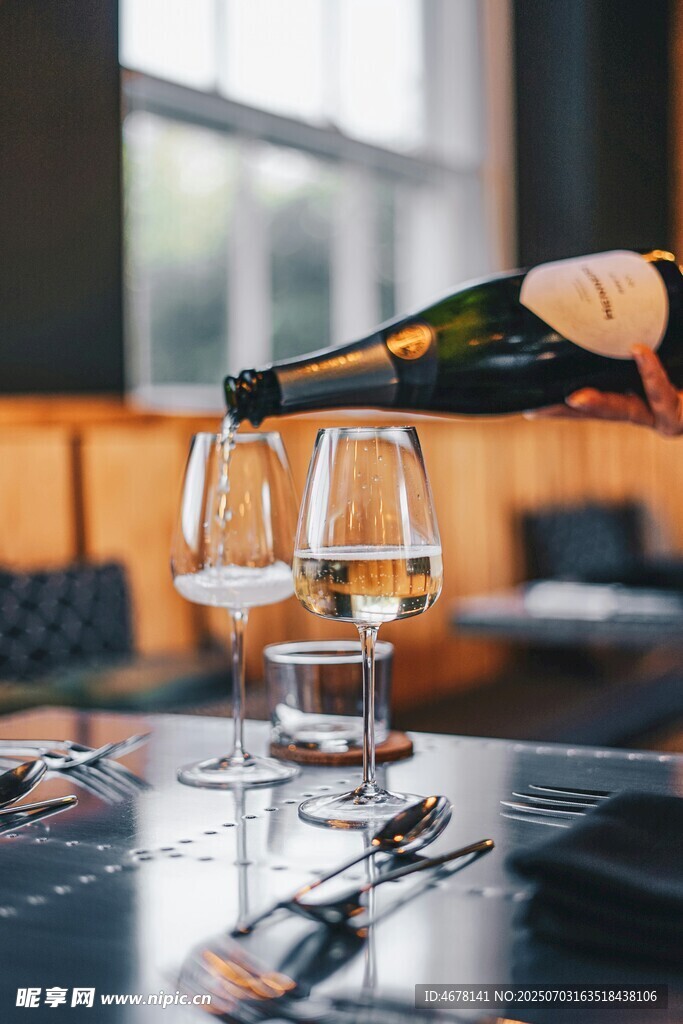 倒酒入杯的优雅瞬间