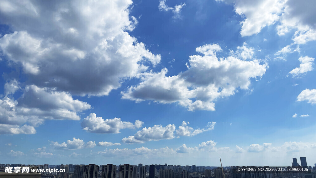 蓝天白云下的城市天际线