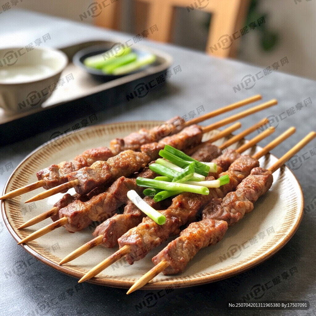 古典的盘子装着刚烤好的羊肉串