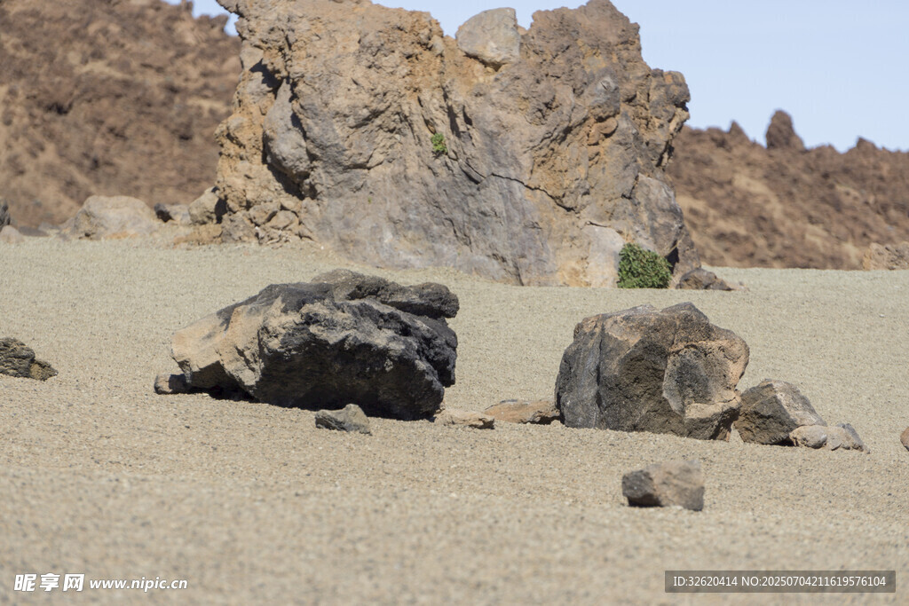 沙漠中的嶙峋巨石