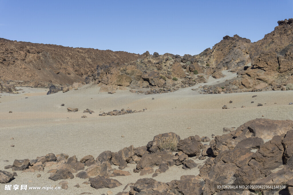 荒凉沙漠岩石地貌景观
