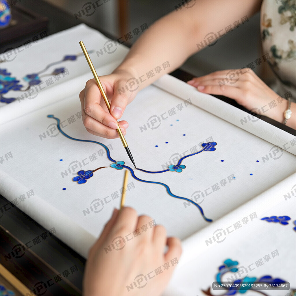 一个美女正在做景泰蓝点蓝的画面