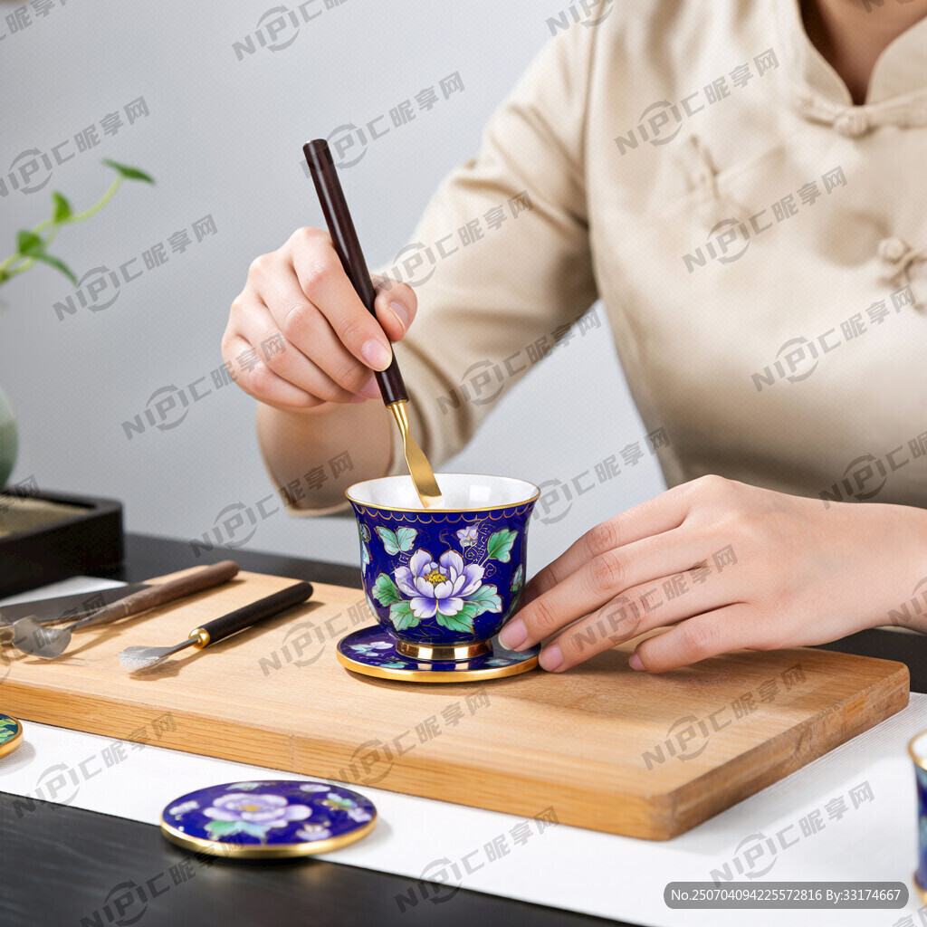 一个美女正在案台上面用点蓝铲刀