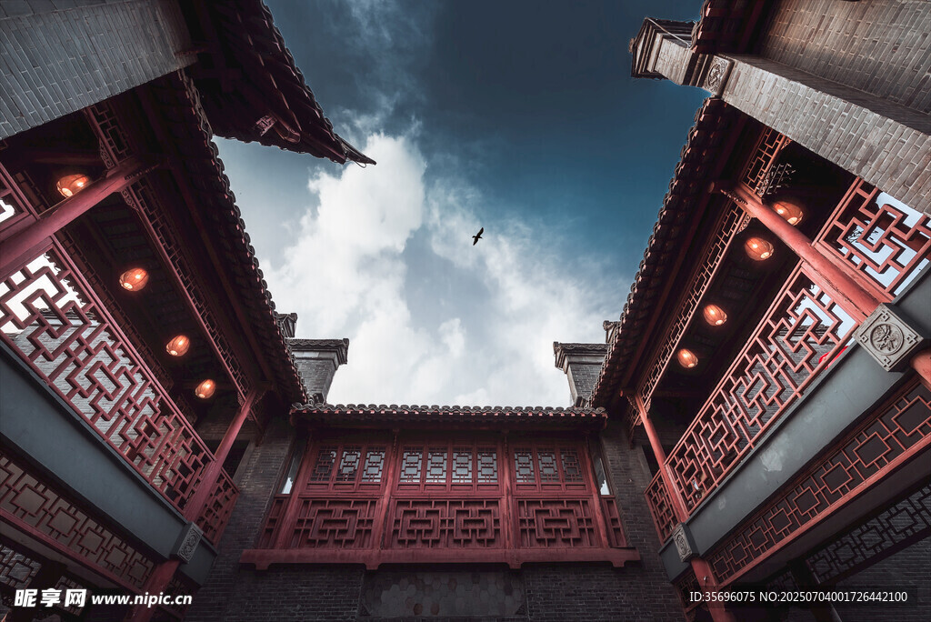 中式庭院建筑与蓝天白云