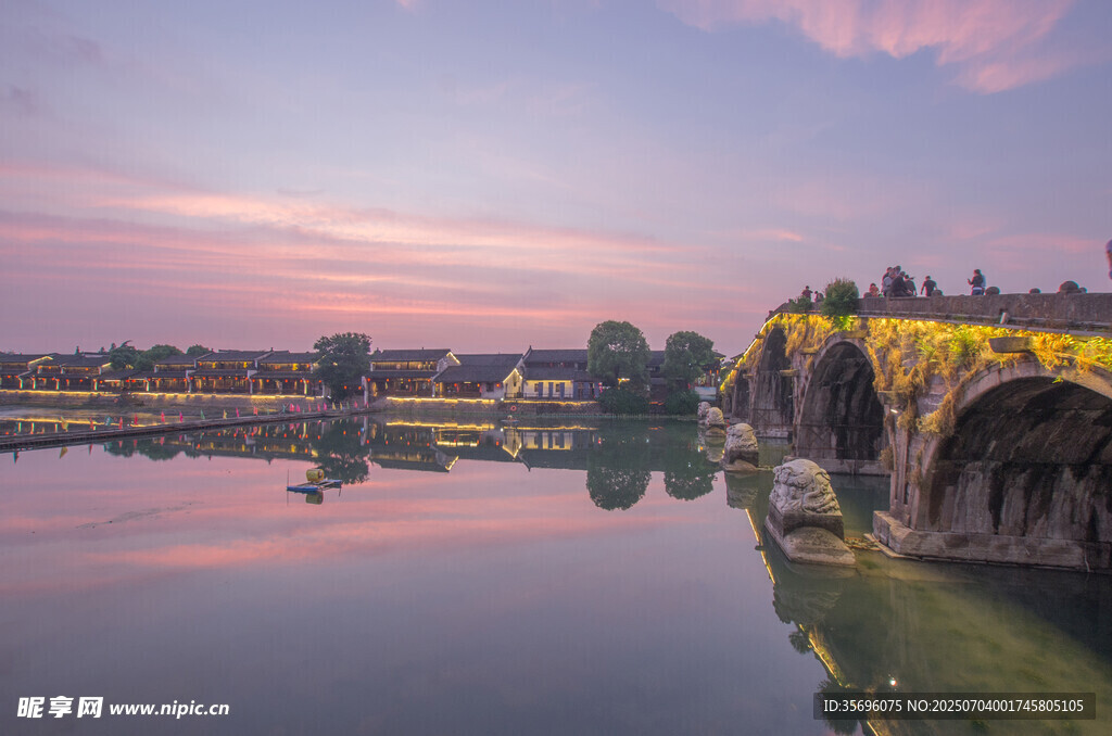 黄昏下的石桥与美丽倒影