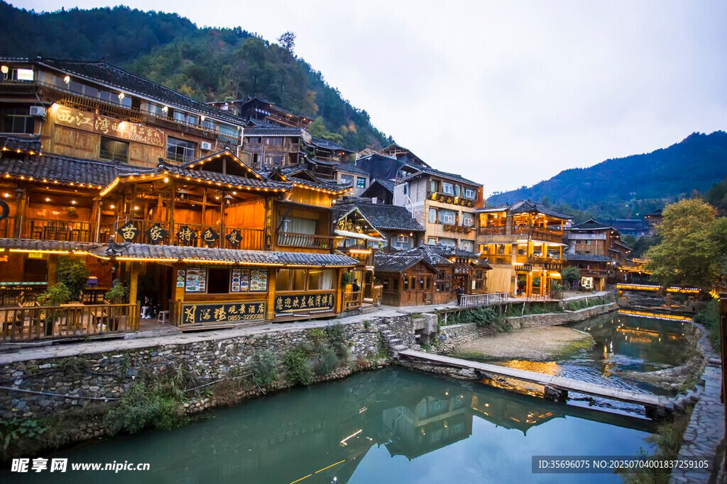 湘西古镇河畔夜景风光