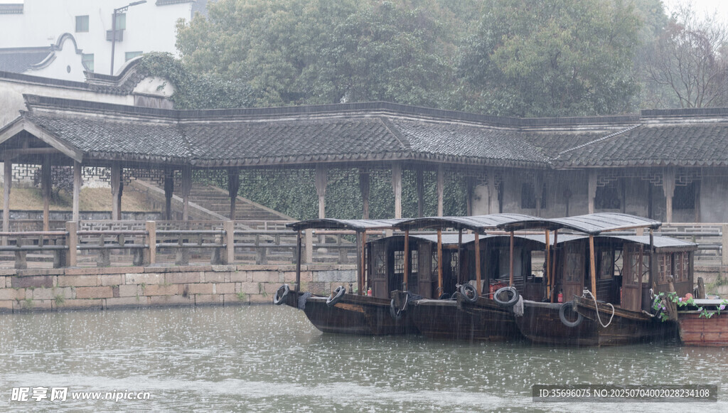 江南水乡游船景色