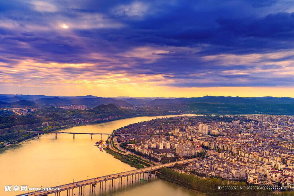 城市河畔壮丽黄昏景观