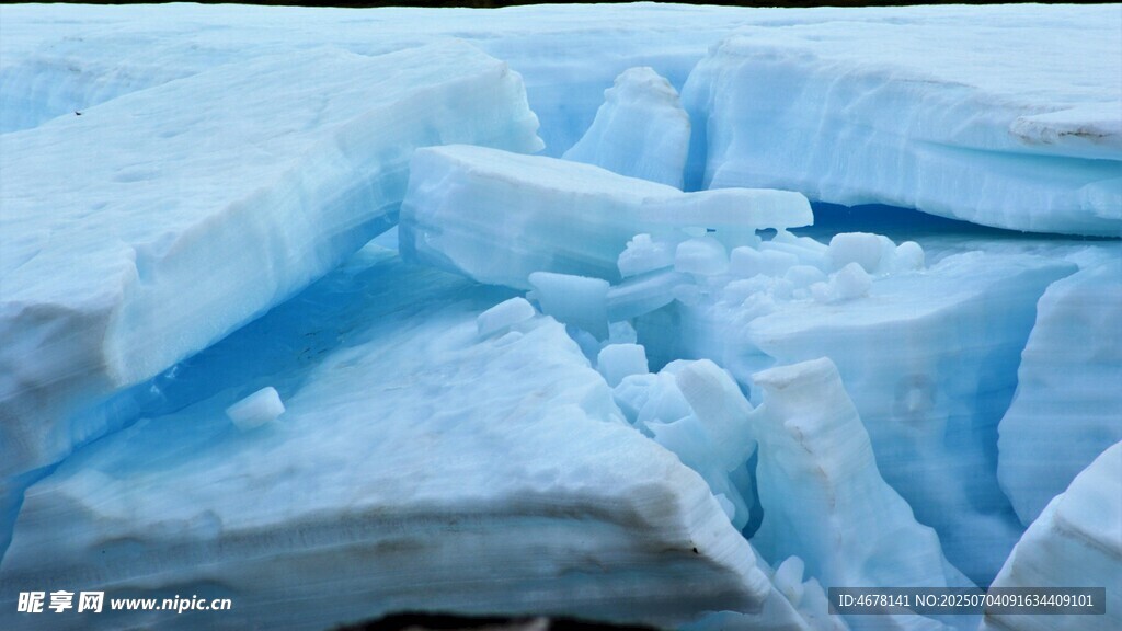 蓝色冰块特写