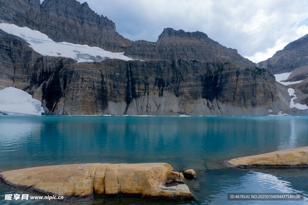 高山蓝湖美景