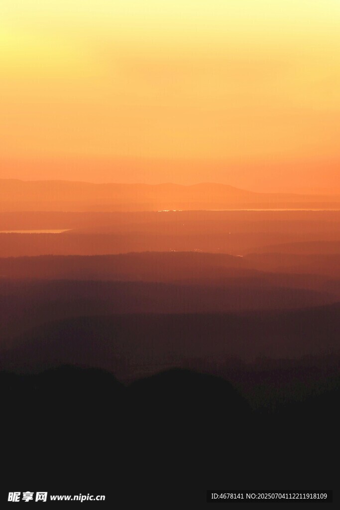 黄昏时分的山峦美景