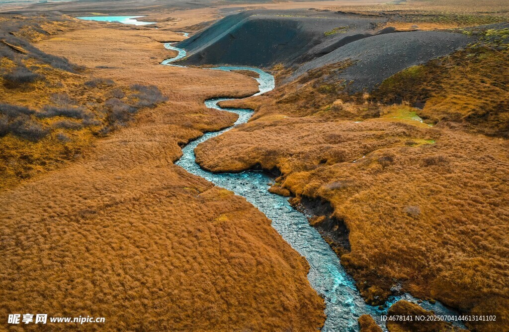 秋日蜿蜒溪流穿旷野