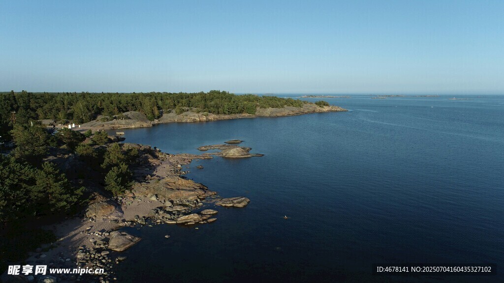 海岸风光宁静的蓝色海域