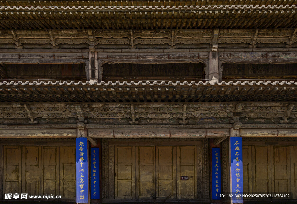 中式古建筑屋檐与立柱