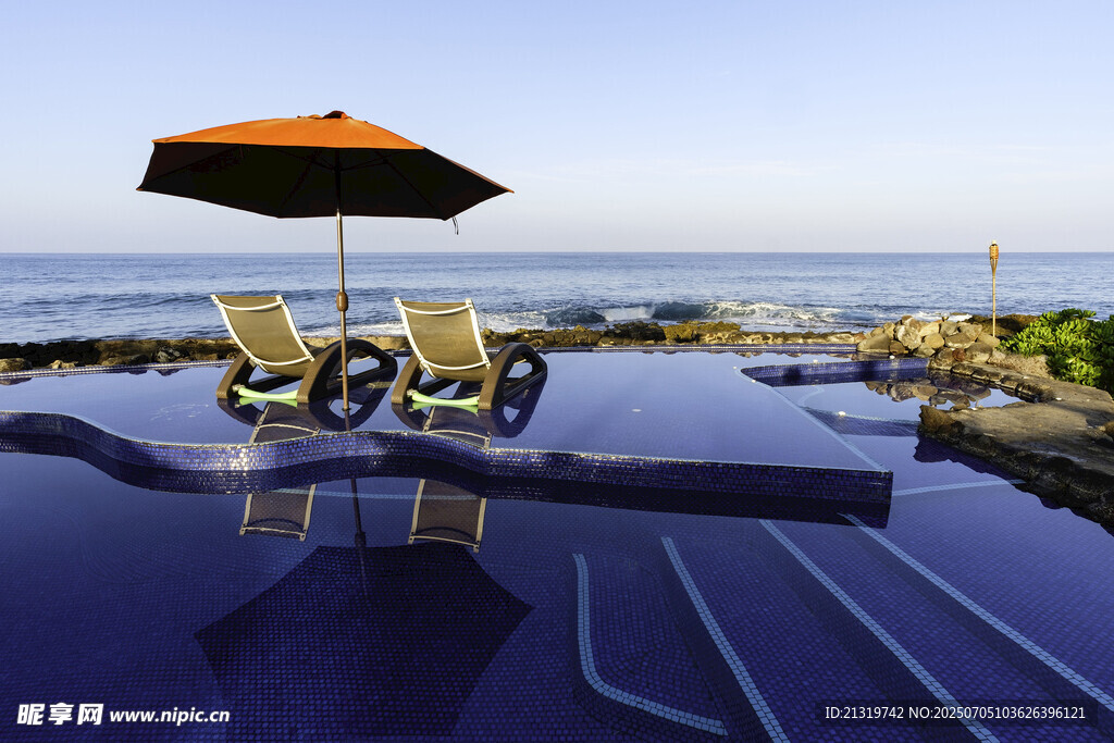 海边泳池休闲场景