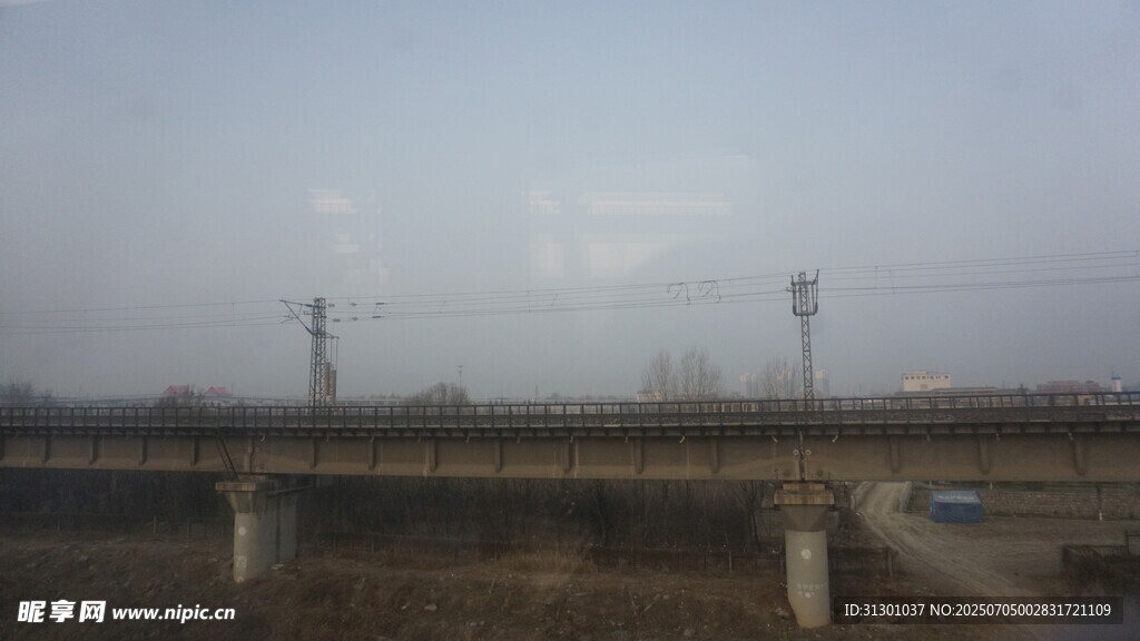 田野中的电线与桥梁