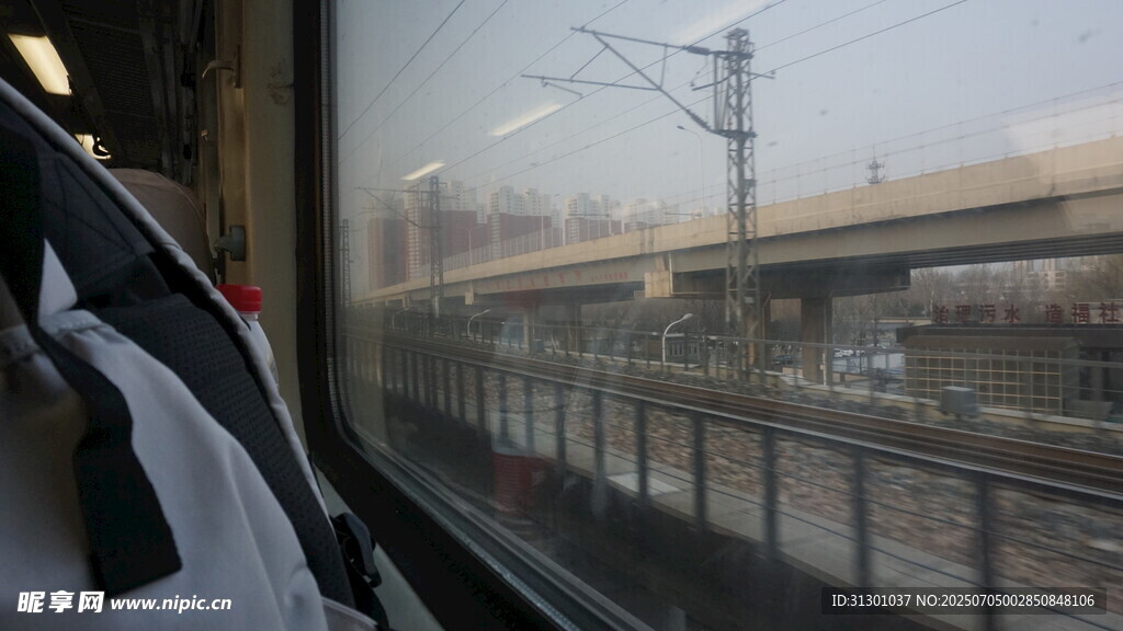 车内视角看窗外高架桥