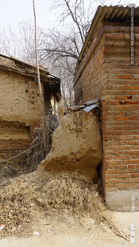 老旧砖墙旁的堆积物