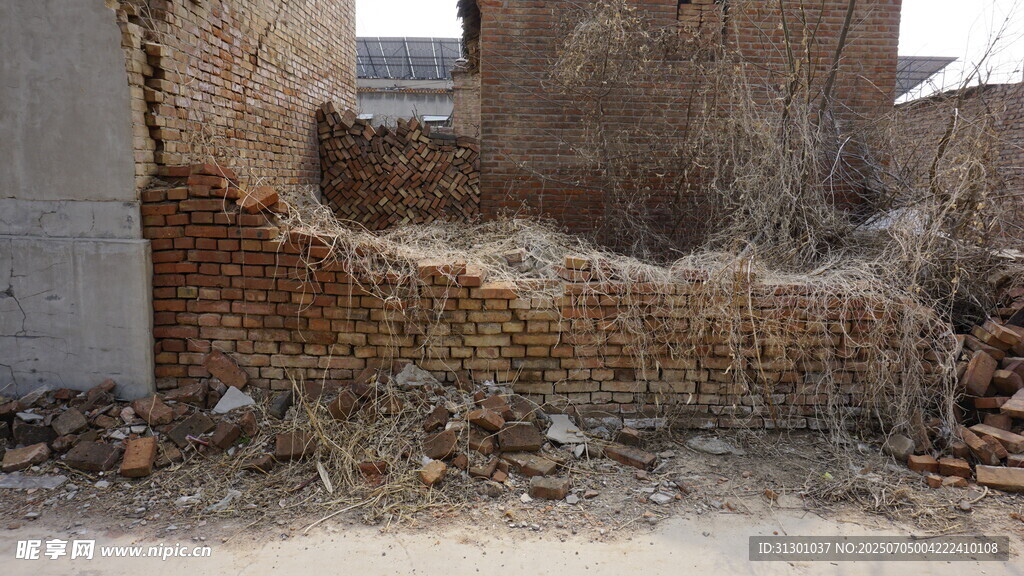 废弃建筑残垣断壁景象