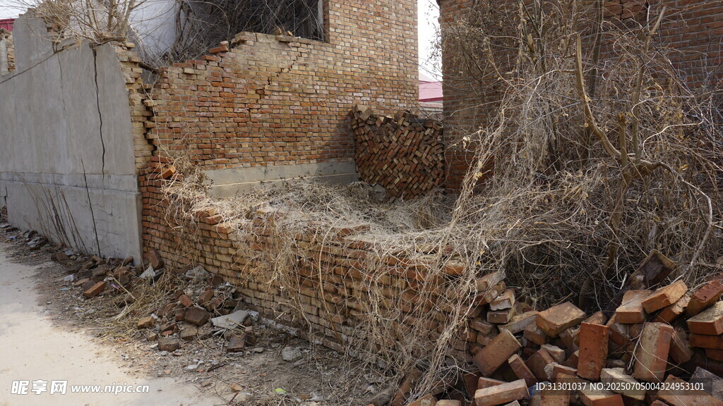 破旧墙角与堆砌杂物
