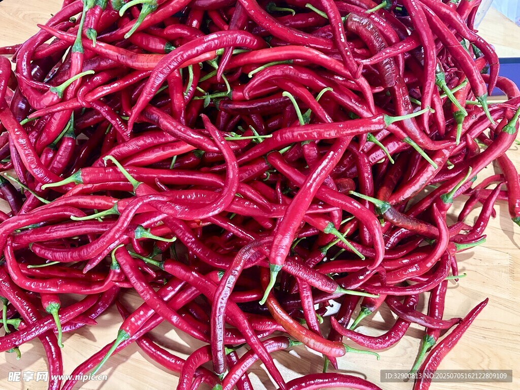 一堆鲜红的长辣椒