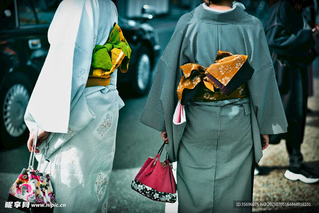 身着和服的行人背影