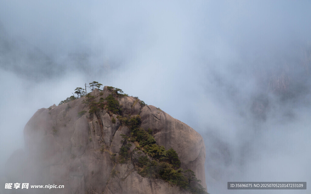 云雾缭绕的巍峨山峰