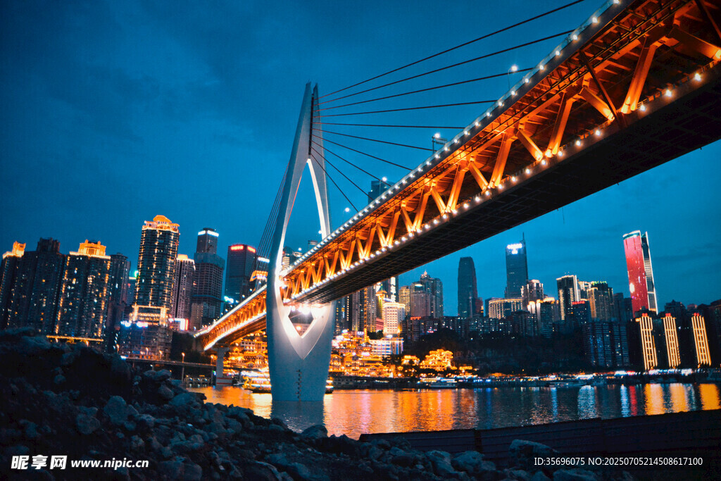 重庆夜景中的璀璨跨江大桥