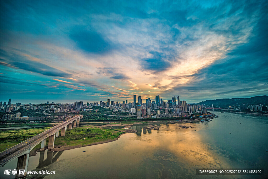 城市河畔绚丽黄昏美景