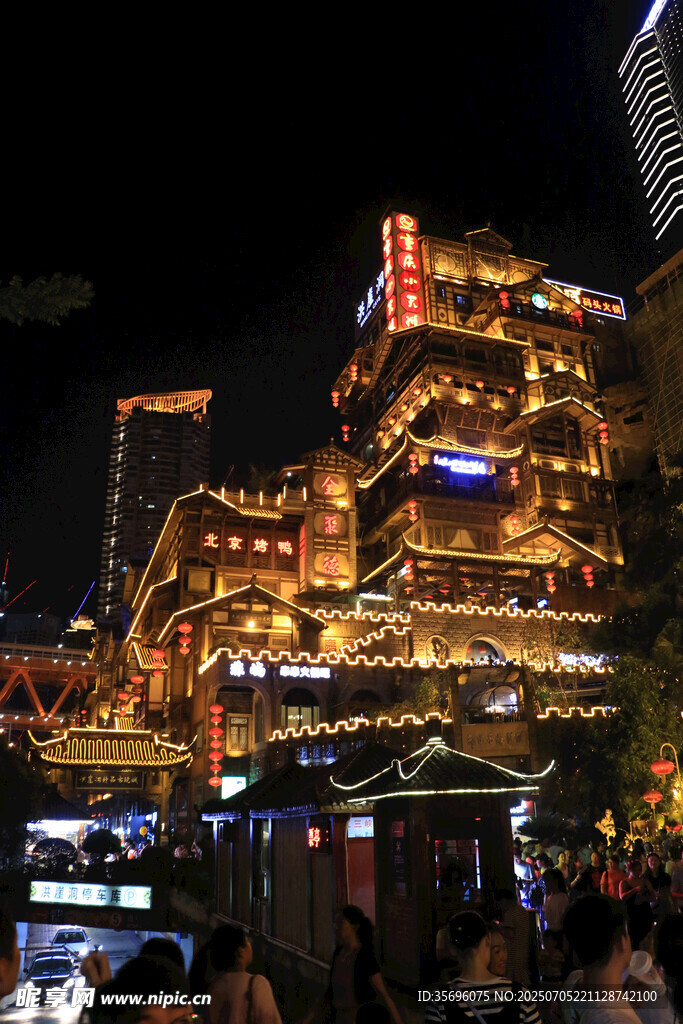 重庆洪崖洞夜景热闹景象