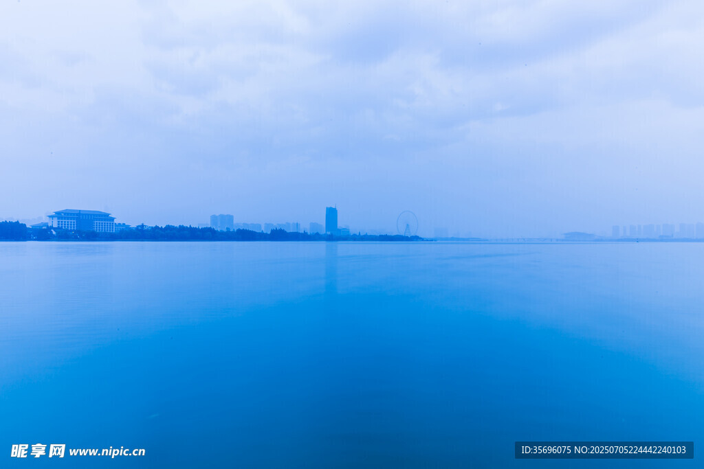 无锡宝界公园清晨安静湖面