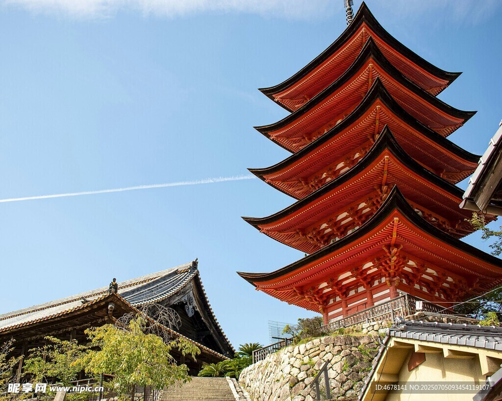 日本传统红色多层塔楼景观