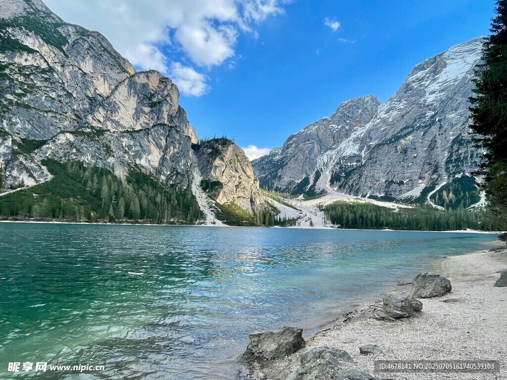 山间碧湖美景