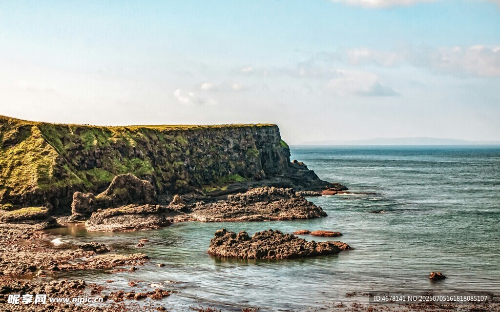 海岸风光岩石与碧海蓝天