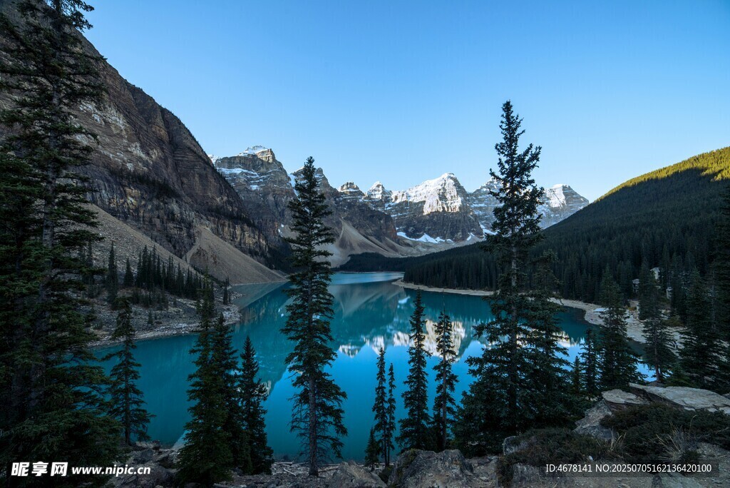 美丽的山间蓝湖风景