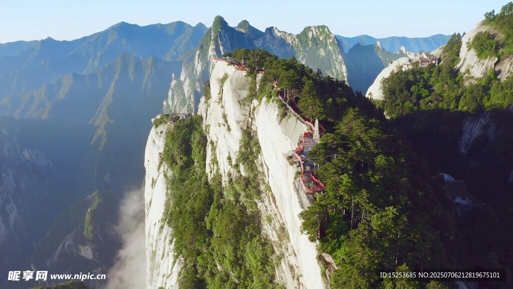 壮丽险峻的高山景观