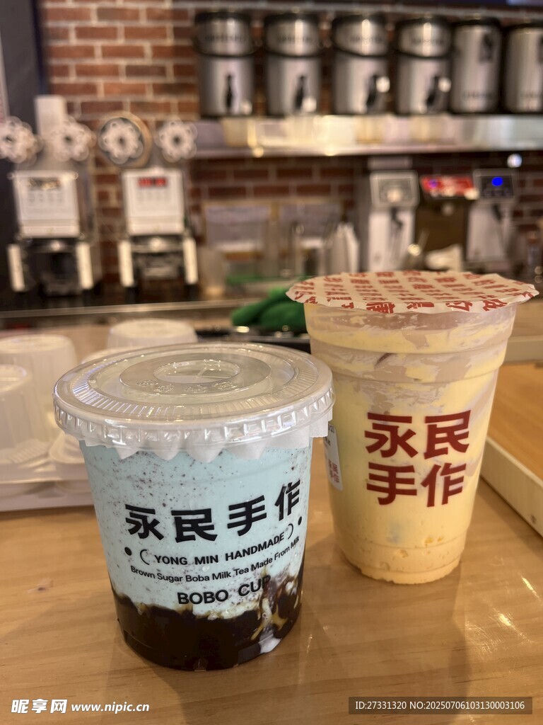 两杯茶饮置于吧台