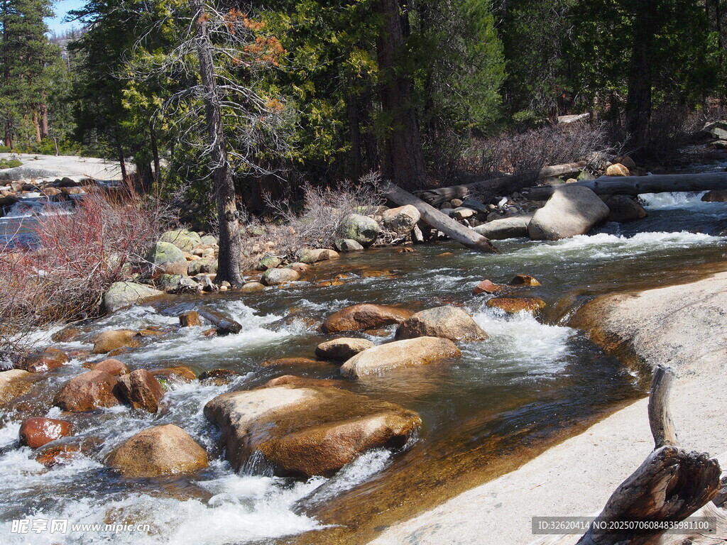 山间溪流与岩石景观